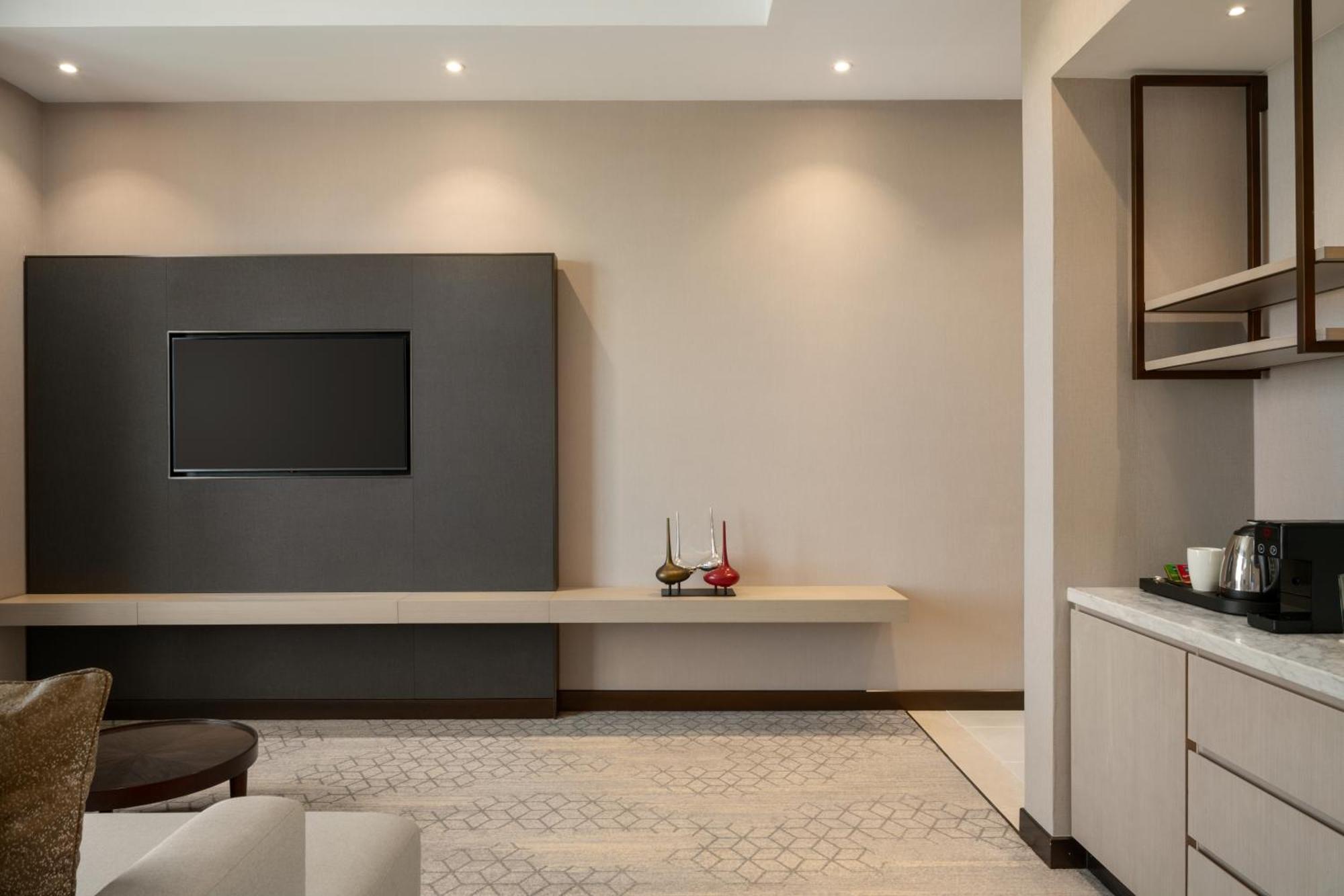 Ramada By Wyndham Riyadh King Fahd Road ภายนอก รูปภาพ A living room at the hotel