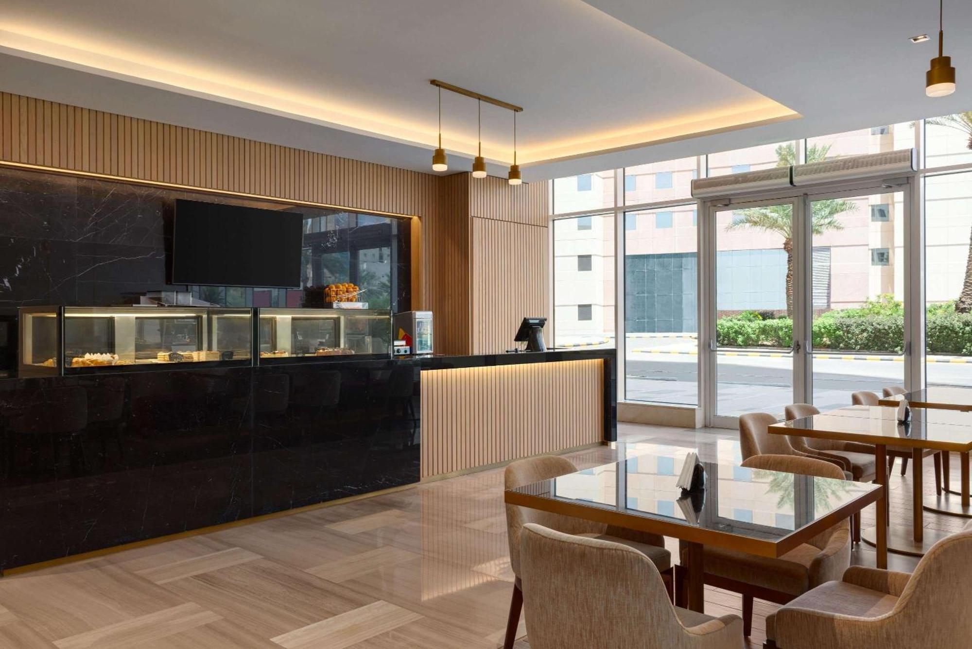 Ramada By Wyndham Riyadh King Fahd Road ภายนอก รูปภาพ The Lounge at KLIA
