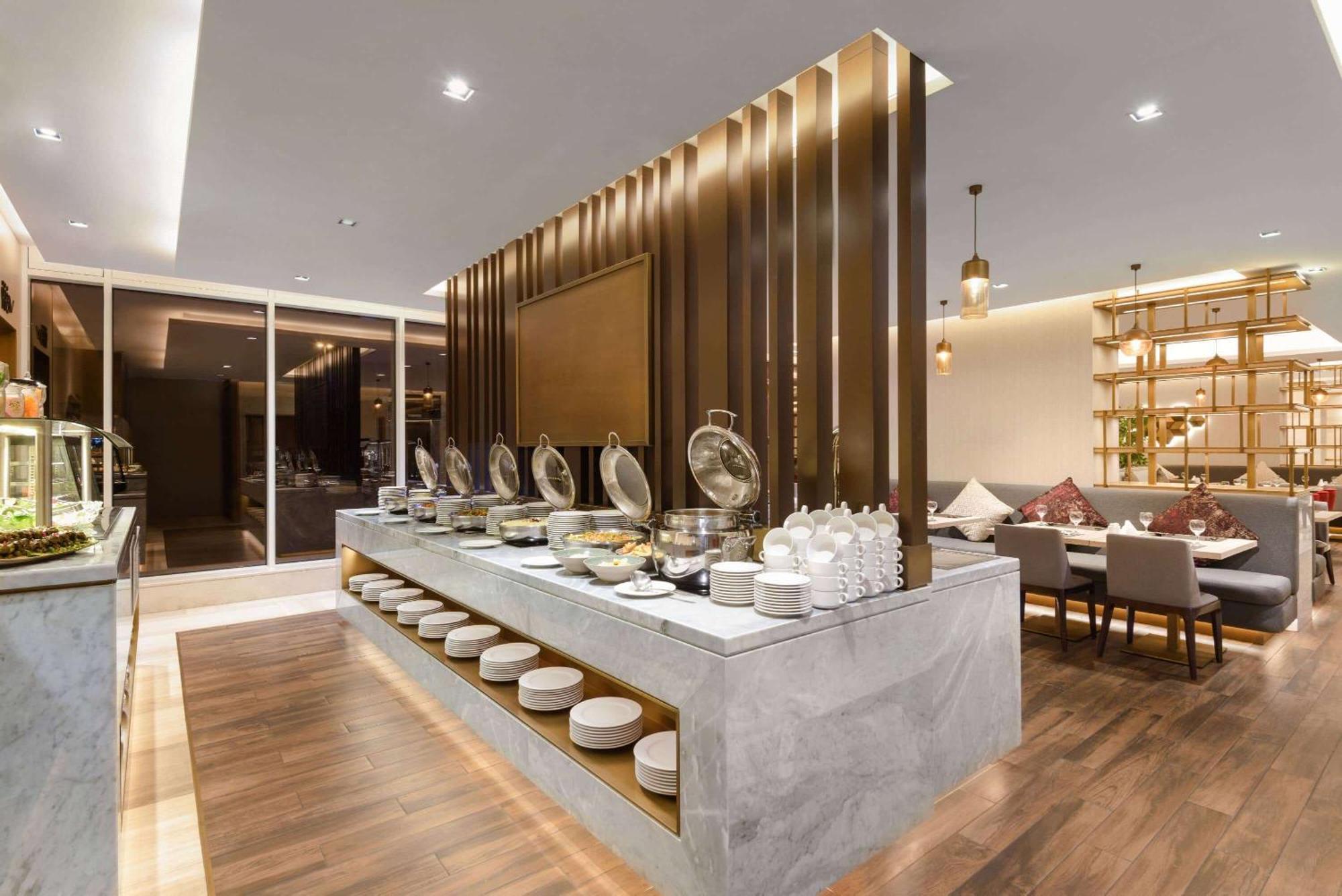 Ramada By Wyndham Riyadh King Fahd Road ภายนอก รูปภาพ The restaurant