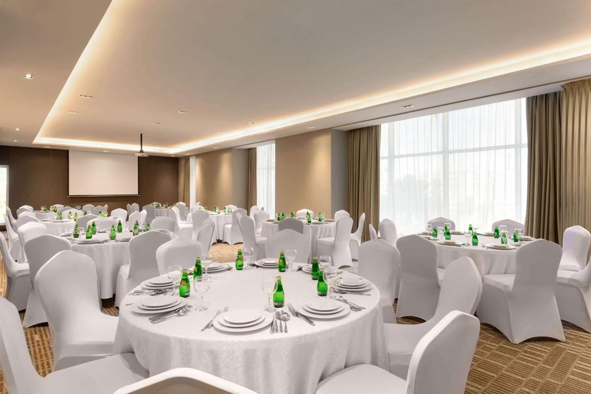 Ramada By Wyndham Riyadh King Fahd Road ภายนอก รูปภาพ A typical banquet hall