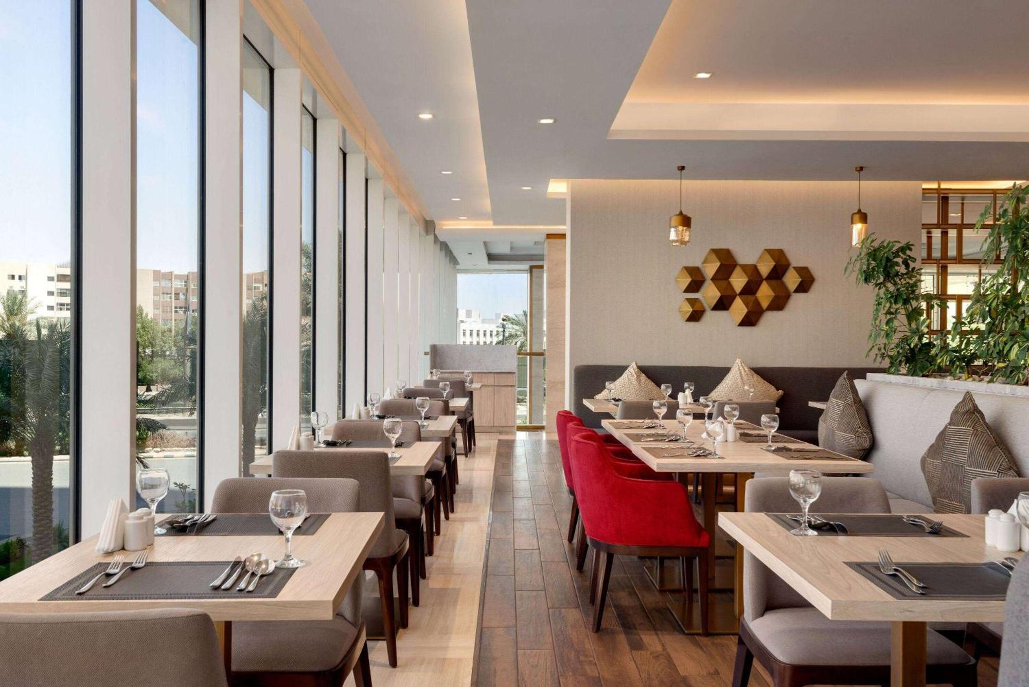 Ramada By Wyndham Riyadh King Fahd Road ภายนอก รูปภาพ The restaurant