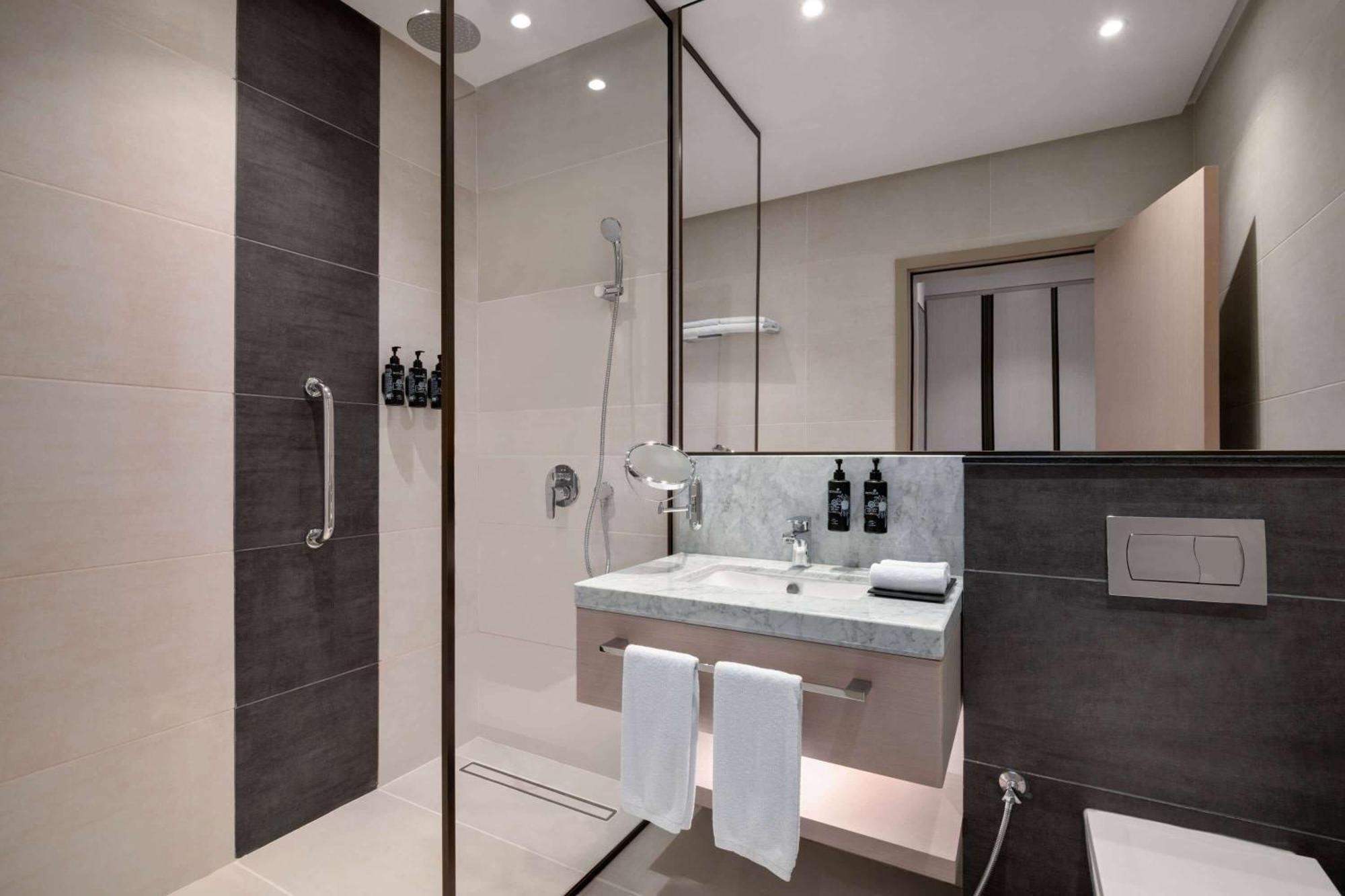 Ramada By Wyndham Riyadh King Fahd Road ภายนอก รูปภาพ Bathroom